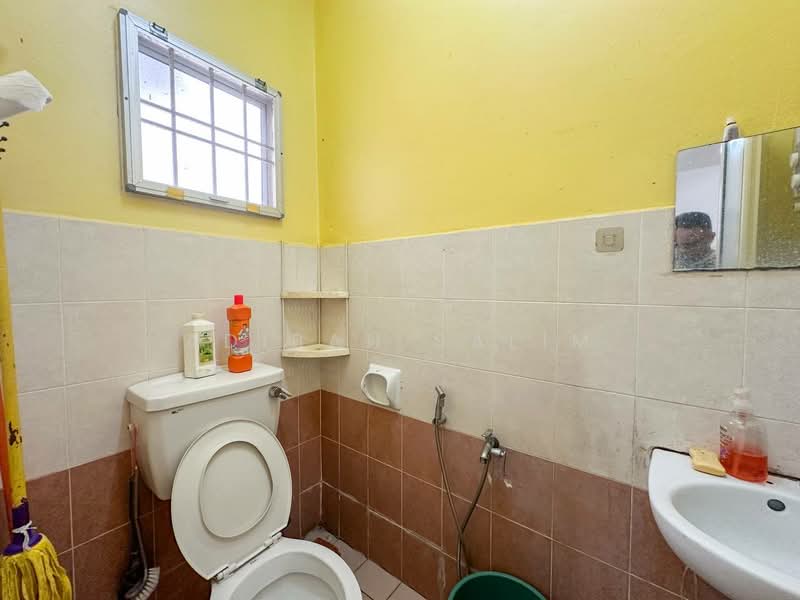 Rumah Teres untuk Dijual di Taman Aman Putra (Puchong) - Adibah Salim - Bathroom - PropertyGuru.com.my