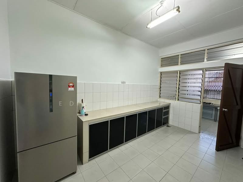 1-storey Terraced House for Rent in Taman Pelangi (Johor Bahru) - Edward Siow - Kitchen - PropertyGuru.com.my