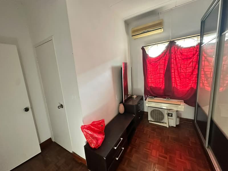 Rumah Teres untuk Dijual di Taman Batu Berendam Putra (Batu Berendam) - How Liew - Bedroom - PropertyGuru.com.my