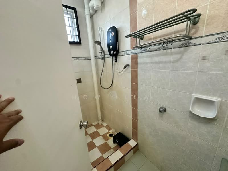 Rumah Teres untuk Dijual di Taman Batu Berendam Putra (Batu Berendam) - How Liew - Bathroom - PropertyGuru.com.my