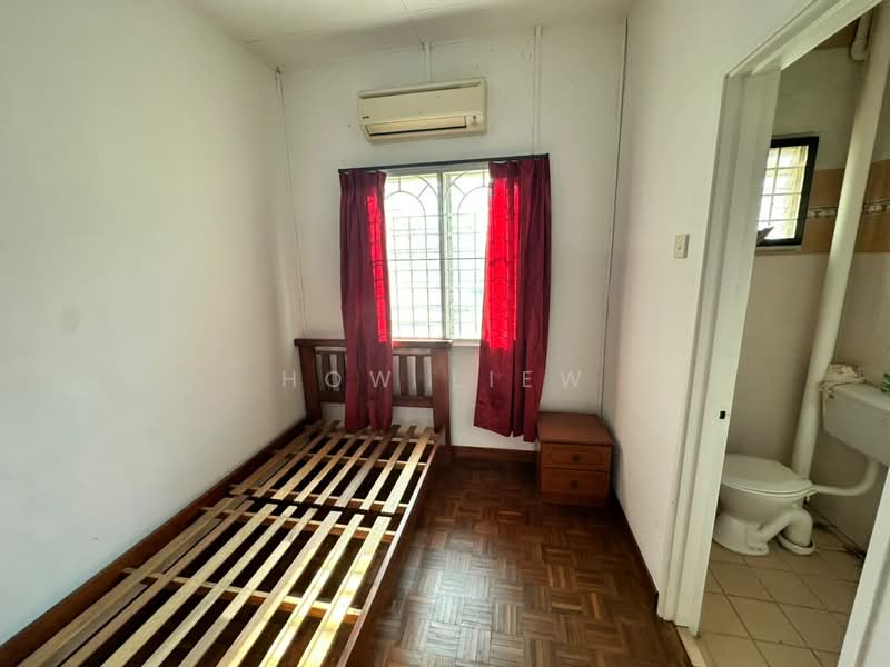 Rumah Teres untuk Dijual di Taman Batu Berendam Putra (Batu Berendam) - How Liew - Bedroom - PropertyGuru.com.my