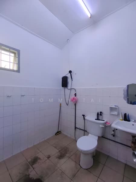 Rumah Teres 2 Tingkat untuk Dijual di Taman Megah Ria (Masai) - Tommy Tai - Bathroom - PropertyGuru.com.my