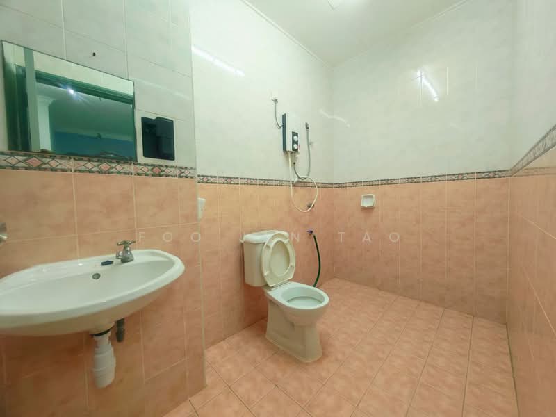 Rumah Teres 2 Tingkat untuk Disewa di Jementah (Johor) - Foo Jun Tao - Bathroom - PropertyGuru.com.my