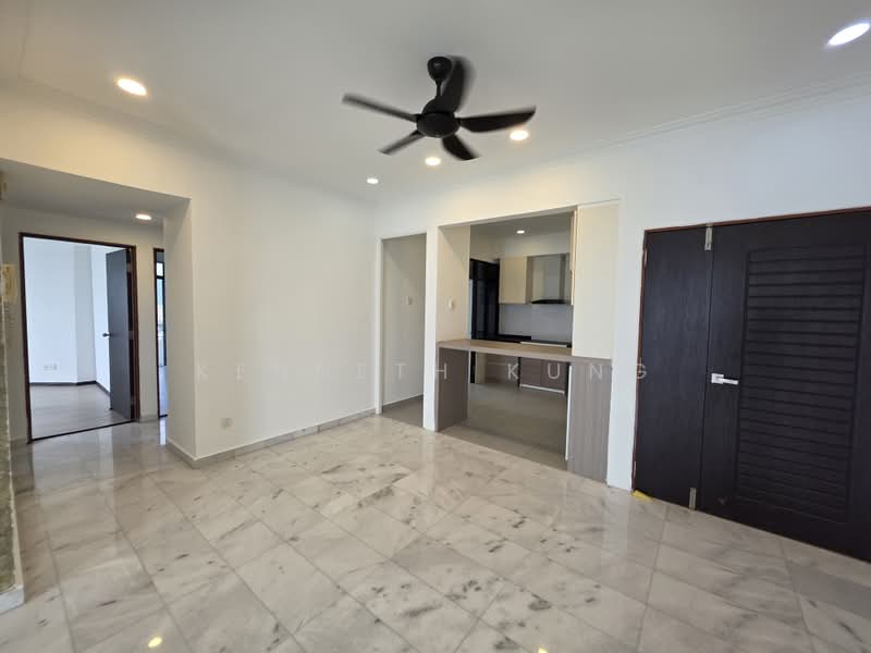 Kondominium untuk Dijual di Marina Tower (Ratu Mutiara) - Kenneth Kung - Living Room - PropertyGuru.com.my