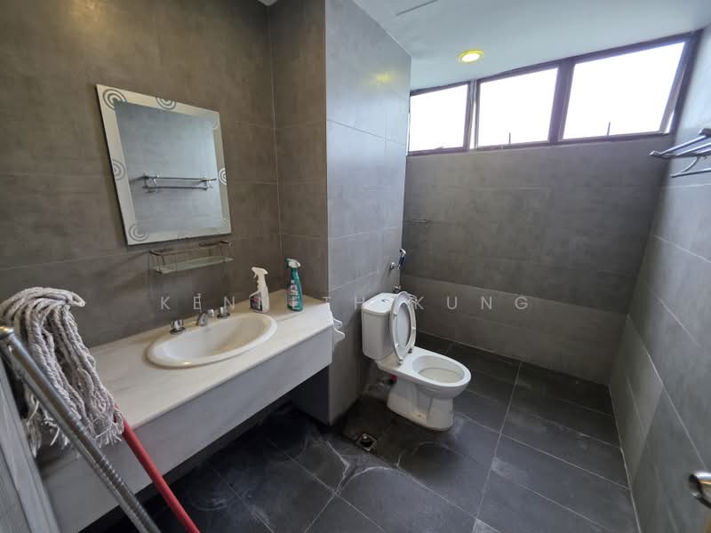 Kondominium untuk Dijual di Marina Tower (Ratu Mutiara) - Kenneth Kung - Bathroom - PropertyGuru.com.my