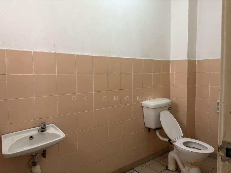 Rumah Teres untuk Disewa di Bandar Mahkota Cheras (Cheras) - CK Chong - Bathroom - PropertyGuru.com.my