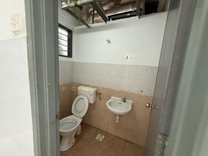 Apartment for Rent at Pangsapuri Putra Indah - Polly Lew - Bathroom - PropertyGuru.com.my