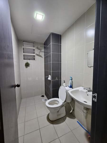 Apartment for Sale at Puncak Hijauan - Maryam . - Bathroom - PropertyGuru.com.my