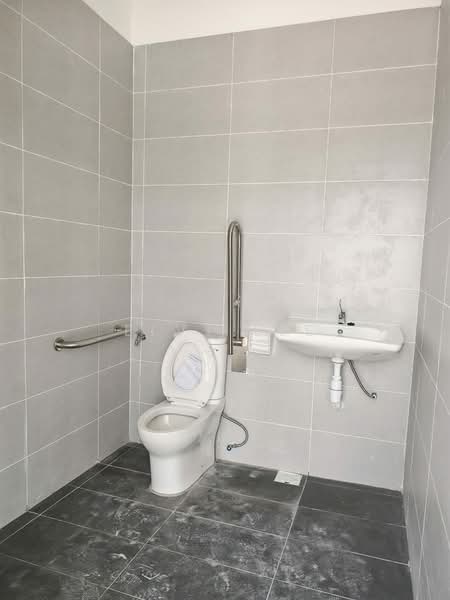 Kilang untuk Disewa di Taman Desa Cemerlang (Ulu Tiram) - Elvy Lee - Bathroom - PropertyGuru.com.my