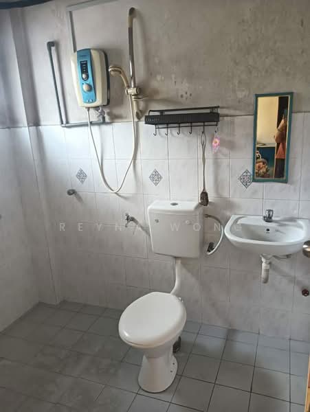 Pangsapuri untuk Disewa di Vista Seri Alam - Reyna Wong - Bathroom - PropertyGuru.com.my