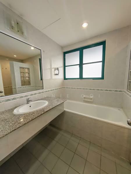 Kondominium untuk Dijual di The Straits View Condominium - Jennie Ooi - Bathroom - PropertyGuru.com.my