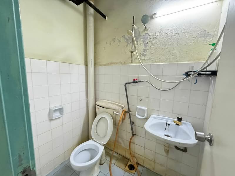Flat for Sale at Pangsapuri Seri Inai - Samson Lee - Bathroom - PropertyGuru.com.my