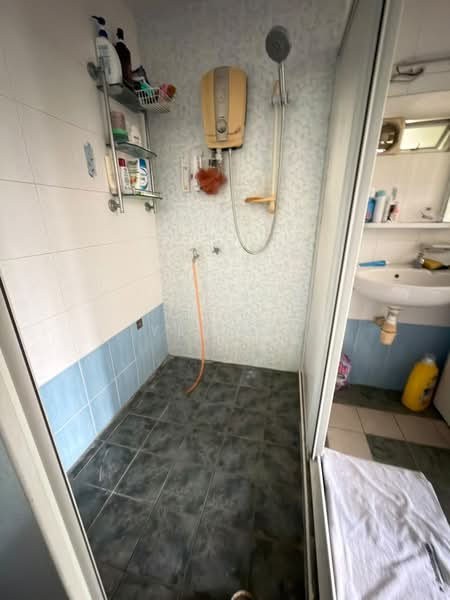 Pangsapuri untuk Dijual di Taman Pekaka Block 31 - Yeoh . - Bathroom - PropertyGuru.com.my