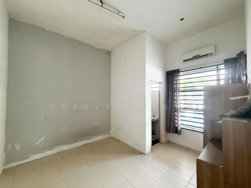 1-storey Terraced House for Sale in Kampar Putra (Kampar) - Presley Chong - Master Bedroom - PropertyGuru.com.my