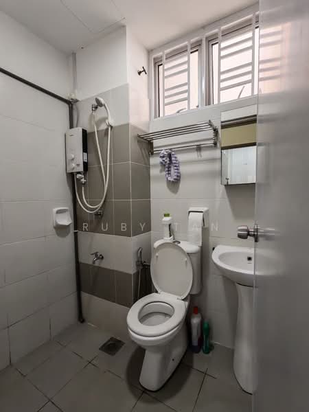Pangsapuri untuk Dijual di Bayu Angkasa - Ruby Tan - Bathroom - PropertyGuru.com.my