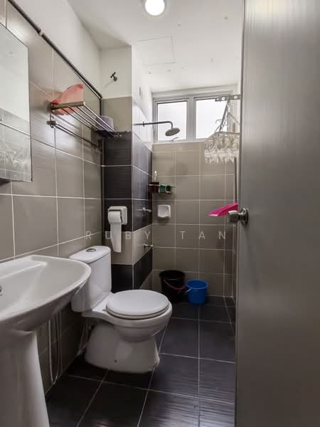 Pangsapuri untuk Dijual di Bayu Angkasa - Ruby Tan - Bathroom - PropertyGuru.com.my