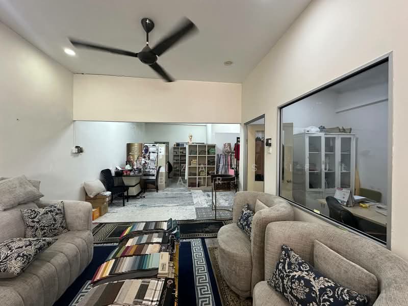 Shop for Sale in Saujana Utama (Selangor) - Mohd Aizat Saiful Bahri - Living Room - PropertyGuru.com.my