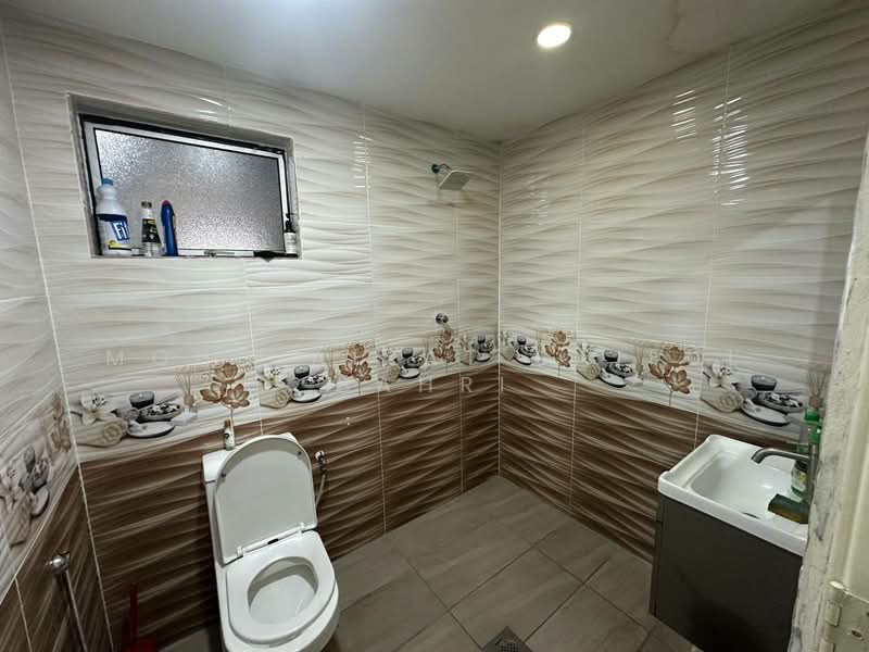 Shop for Sale in Saujana Utama (Selangor) - Mohd Aizat Saiful Bahri - Bathroom - PropertyGuru.com.my