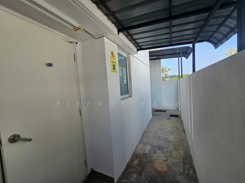Rumah Teres 2 Tingkat untuk Disewa di Kota Emerald (Rawang) - Tiffany Yang - Backyard with Awning - PropertyGuru.com.my