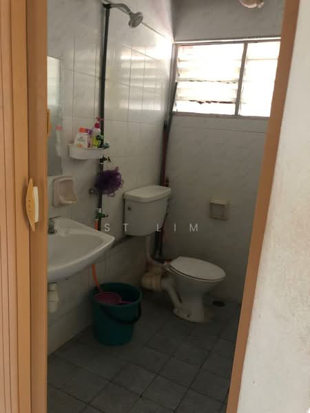 Pangsapuri untuk Dijual di Taman Pekaka Block 33 - ST Lim - Bathroom - PropertyGuru.com.my