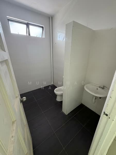 Rumah Teres 2 Tingkat untuk Dijual di Taman Geliga (Cukai) - Muhammad Najmi - Bathroom - PropertyGuru.com.my