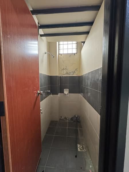 Shop / Office for Rent in Taman Melaka Jaya (Batu Berendam) - Helen BF - Bathroom - PropertyGuru.com.my