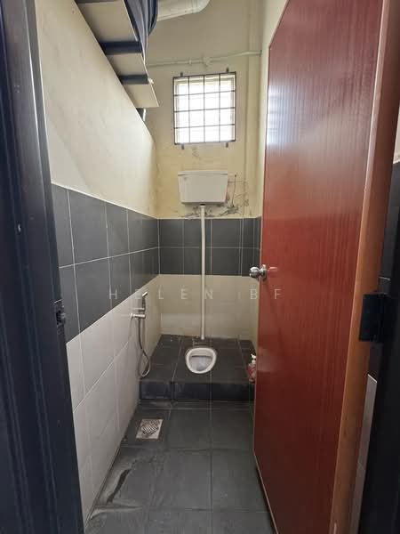 Shop / Office for Rent in Taman Melaka Jaya (Batu Berendam) - Helen BF - Bathroom - PropertyGuru.com.my