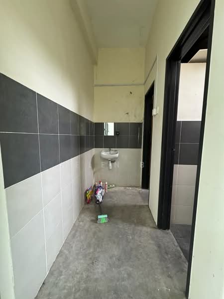 Shop / Office for Rent in Taman Melaka Jaya (Batu Berendam) - Helen BF - Corridor - PropertyGuru.com.my