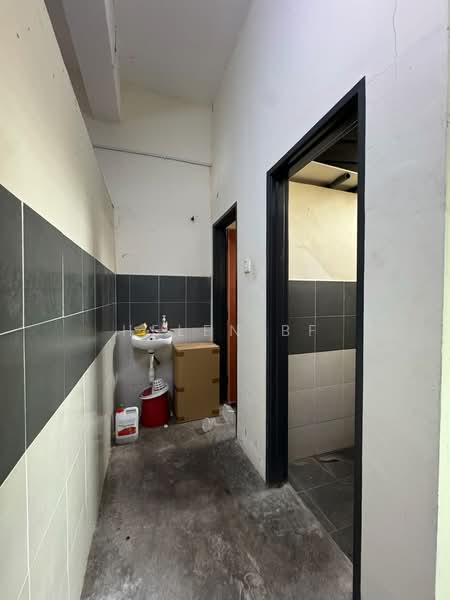 Shop / Office for Rent in Taman Melaka Jaya (Batu Berendam) - Helen BF - Corridor - PropertyGuru.com.my
