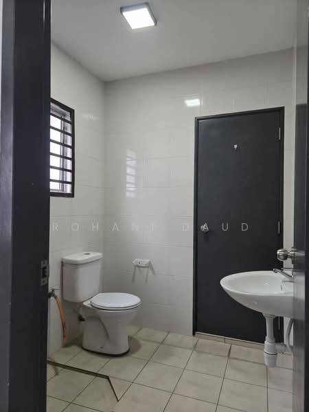Rumah Teres 2 Tingkat untuk Disewa di Iringan Bayu (Seremban) - Rohani Daud - Bathroom - PropertyGuru.com.my