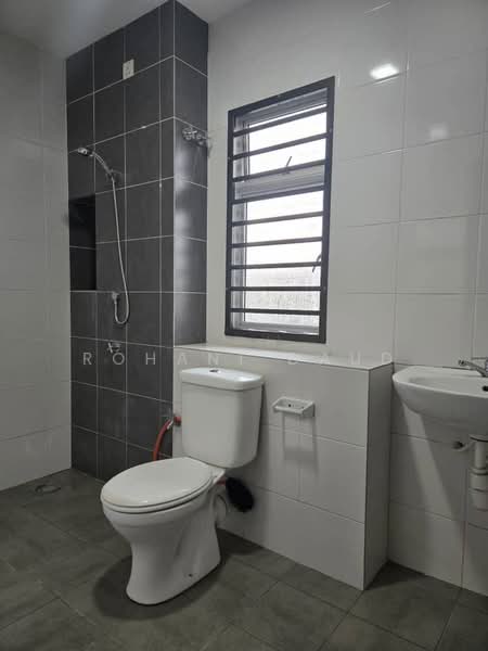 Rumah Teres 2 Tingkat untuk Disewa di Iringan Bayu (Seremban) - Rohani Daud - Bathroom - PropertyGuru.com.my