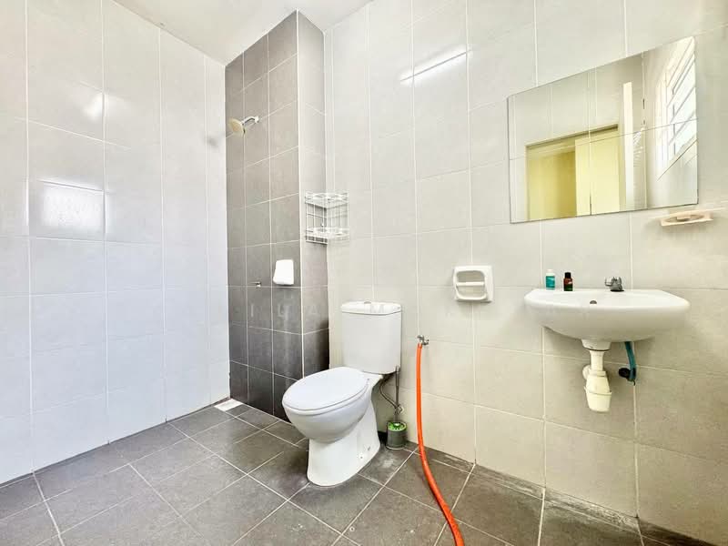 Semi-Detached House for Sale in Bandar Saujana Putra (Tanjong Duabelas) - Syakila Mokhtar - Bathroom - PropertyGuru.com.my