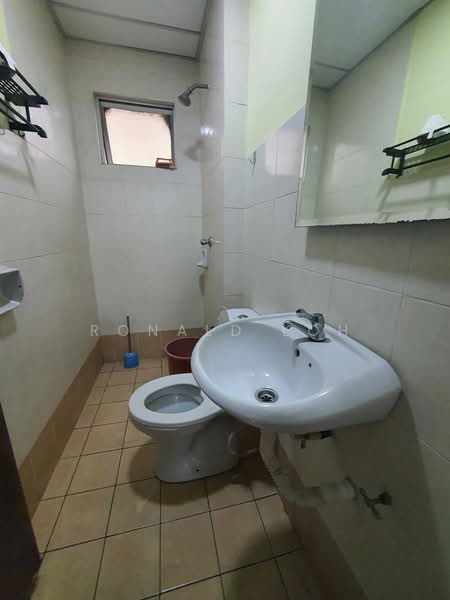 Servis Apartment untuk Disewa di Casa Subang - Ronald Loh - Bathroom - PropertyGuru.com.my