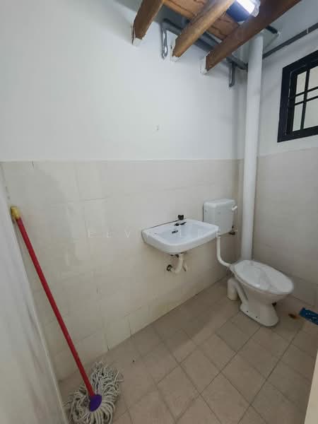 Rumah Flat untuk Dijual di Taman Pulai Utama - Elvy Lee - Bathroom - PropertyGuru.com.my