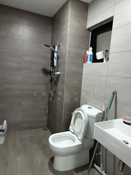 Servis Apartment untuk Disewa di The Amber Residence @ TwentyFive.7 - Emerlyne Shum - Bathroom - PropertyGuru.com.my