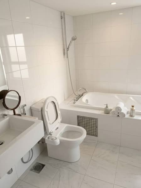Kediaman Servis untuk Dijual di Solaris Dutamas - Roland Tan - Bathroom - PropertyGuru.com.my