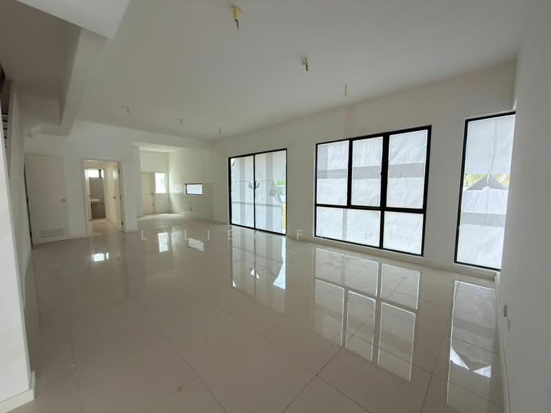 Rumah Teres 2 Tingkat untuk Dijual di Kota Emerald (Rawang) - Liliey Fitri - Living Room - PropertyGuru.com.my