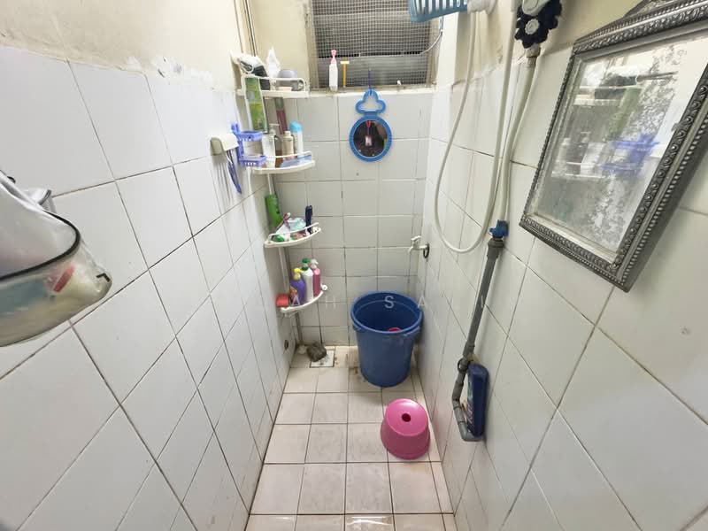 Pangsapuri untuk Dijual di Pangsapuri Lili - Adibah Salim - Bathroom - PropertyGuru.com.my