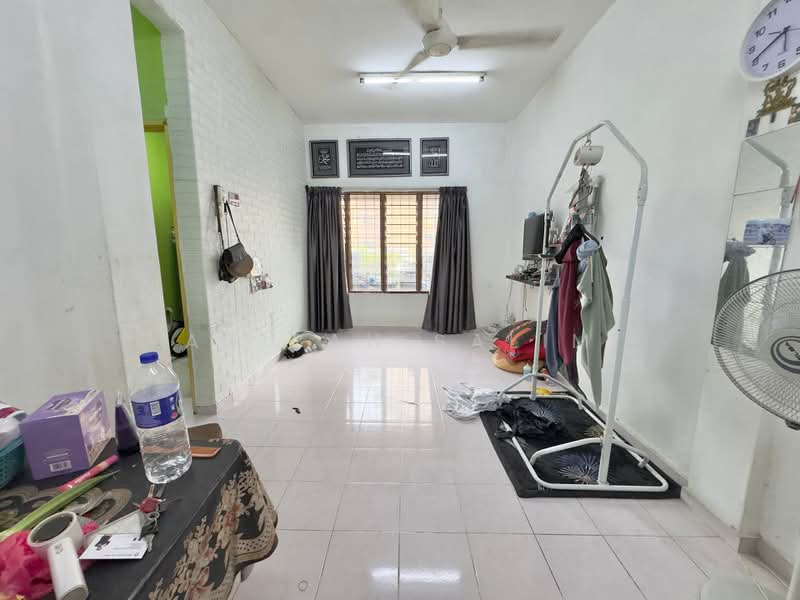 Pangsapuri untuk Dijual di Pangsapuri Lili - Adibah Salim - Living Room - PropertyGuru.com.my