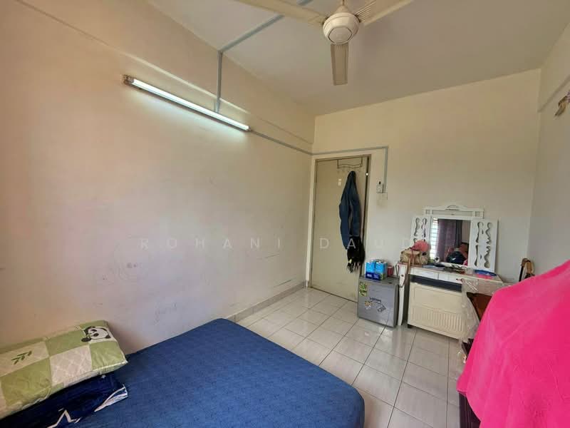 Service Residence for Sale at Serdang Skyvillas (Serdang Perdana) - Rohani Daud - Bedroom - PropertyGuru.com.my