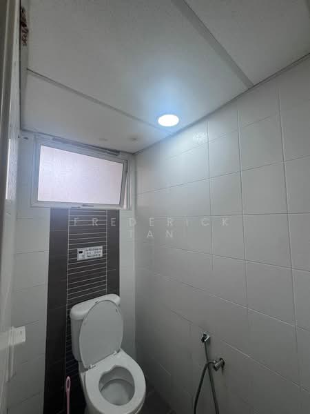Shop / Office for Rent in Bandar Puteri Puchong (Puchong) - Frederick Tan - Bathroom - PropertyGuru.com.my