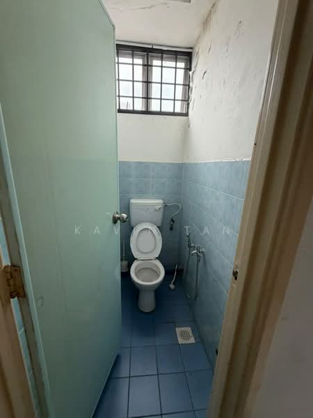 Kedai untuk Disewa di Taman Gaya (Ulu Tiram) - Kavin Tan - Bathroom - PropertyGuru.com.my
