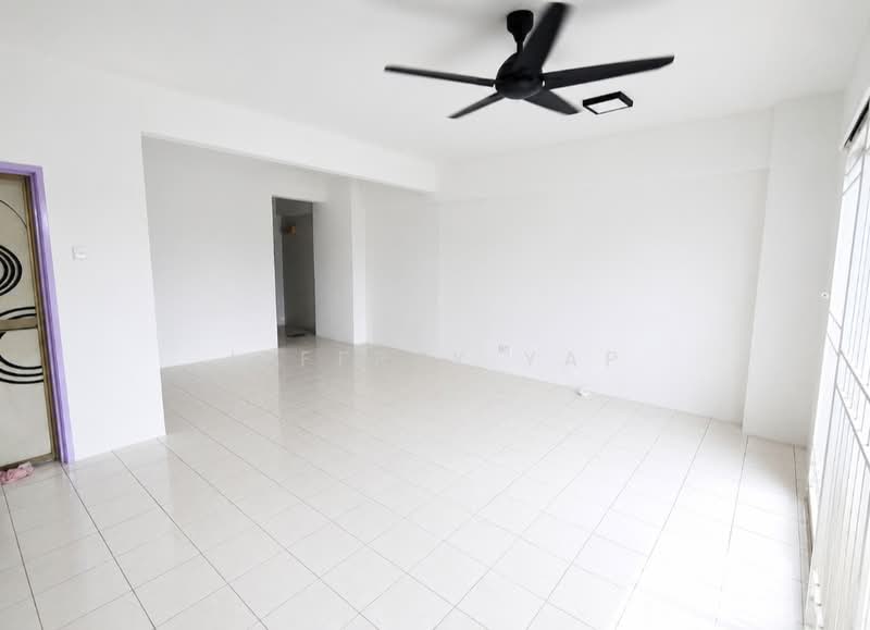 Pangsapuri untuk Dijual di Prima Tiara 1 - Jeffrey Yap - Living Room - PropertyGuru.com.my