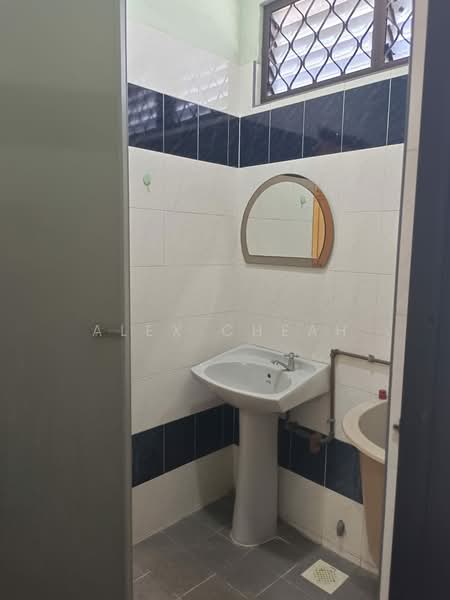 Rumah Teres 2 Tingkat untuk Dijual di Taman Sri Nibong (Bayan Lepas) - Alex Cheah - Bathroom - PropertyGuru.com.my