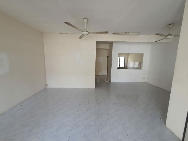 2-storey Terraced House for Sale in Bandar Putra Permai (Seri Kembangan) - Leo Koh - Living Room - PropertyGuru.com.my