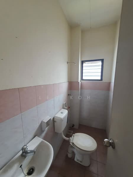 2-storey Terraced House for Sale in Bandar Putra Permai (Seri Kembangan) - Leo Koh - Bathroom - PropertyGuru.com.my