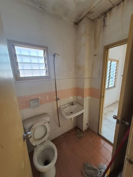 2-storey Terraced House for Sale in Bandar Putra Permai (Seri Kembangan) - Leo Koh - Bathroom - PropertyGuru.com.my