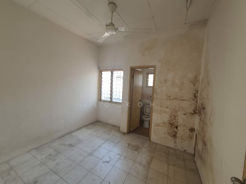 2-storey Terraced House for Sale in Bandar Putra Permai (Seri Kembangan) - Leo Koh - Bathroom - PropertyGuru.com.my
