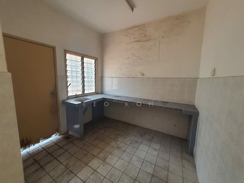 2-storey Terraced House for Sale in Bandar Putra Permai (Seri Kembangan) - Leo Koh - Kitchen - PropertyGuru.com.my
