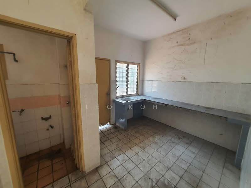 2-storey Terraced House for Sale in Bandar Putra Permai (Seri Kembangan) - Leo Koh - Kitchen - PropertyGuru.com.my